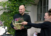 Gewinner Tony Ramenda von TicToys nimmt freudig den 1. Preis für sein nachhaltiges Steckspiel entgegen. (Bild: nonbook.de)