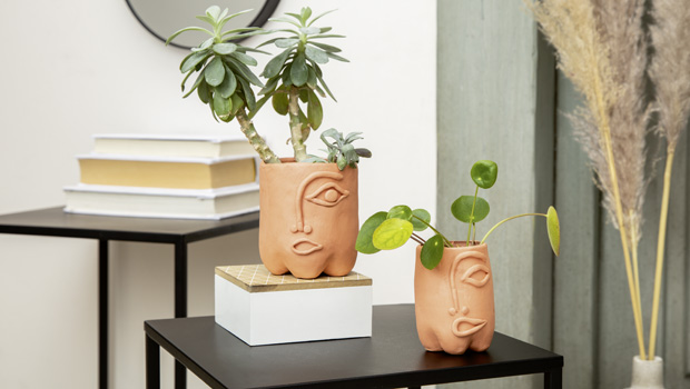 Blumentöpfe, Vasen, bunte Anhänger – mit der Modelliermasse „FIMOair“ lassen sich originelle Deko-Objekte erschaffen. (Alle Bilder: Staedtler Mars GmbH & Co. KG)