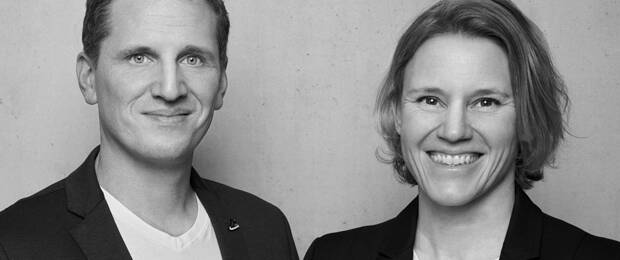 Jörg Meister und Eva Stemmer, Geschäftsführer:in von Little big things, unterstützen ab sofort als Fördermitglied die Fair Toys Organisation.