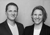 Jörg Meister und Eva Stemmer, Geschäftsführer:in von Little big things, unterstützen ab sofort als Fördermitglied die Fair Toys Organisation.