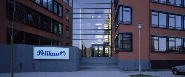 Pelikan am Standort in Hannover: Der Mehrheitsaktionär will jetzt die Aktien der Kleinaktionäre übernehmen.