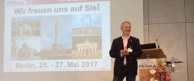 Gut gelaunt in Wiesbaden: Prima-Vorstand Michael Purper präsentiert den Termin für die nächste Fachtagung.