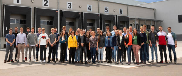 Branchenspezifischer Austausch: Die Auszubildenden der Iden-Gruppe besuchten im Rahmen ihres jährlichen Azubitreffens im Mai die mayer-network GmbH in Torgau.