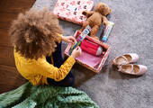 Step by Step und coocazoo unterstützen die humedica-Weihnachtsaktion „Geschenk mit Herz“, bei der sozial benachteiligten Kindern mit Geschenk-Päckchen eine Freude bereitet wird. (Bild: Hama)