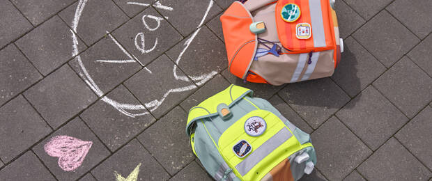 Die „UNIQUE Flexy“-Schulranzen von Lässig in leuchtendem Neon-Gelb und Neon-Orange sollen für mehr Sicherheit auf dem Schulweg sorgen.