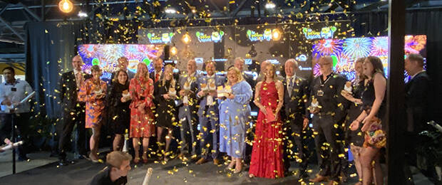 Strahlende Gewinner im goldenen Konfetti-Regen bei der vierten Verleihung der "Goldenen Grußkarte" in der Münchner Motorword.