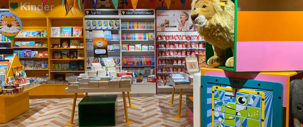 Die „Kinderwelt“ der neuen Thalia Mayersche Buchhandlung in Dortmund erstrahlt in einem warmen Orange. (Bild: Thalia)