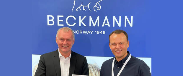 Stolzer Preisträger auf der ILM in Offenbach: Beckmann-Global Sales Director Martin Tordsson (rechts) mit der IGR Ergonomie Auszeichnung 2021 – überreicht von IGR-Vorstand Christian Brunner (links). (Bild: Beckmann)