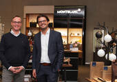 Gut gelaunt eröffneten die beiden Hees-Geschäftsführer Sebastian (links) und Florian Leipold die neue Schreib-Boutique in der Leimbachstraße in Siegen. (Bild: Sina Fröhlich)
