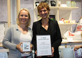 Strahlende Preisträger in Frankfurt: Gabriela Grassmann und Ina Braun von JuliFoli