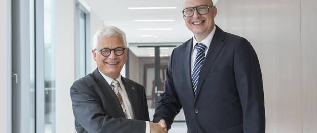 Stabübergabe: Thomas Grothkopp (links) hat die Geschäftsführung des Handelsverbandes Wohnen und Büro e.V. an Christian Haeser übergeben. (Bild: HWB)