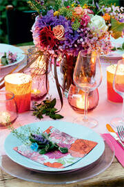 Einladung zur sommerlichen Gartenparty: mit frischen Blumen und den Produkten der neuen Serie „Colouring Book“.