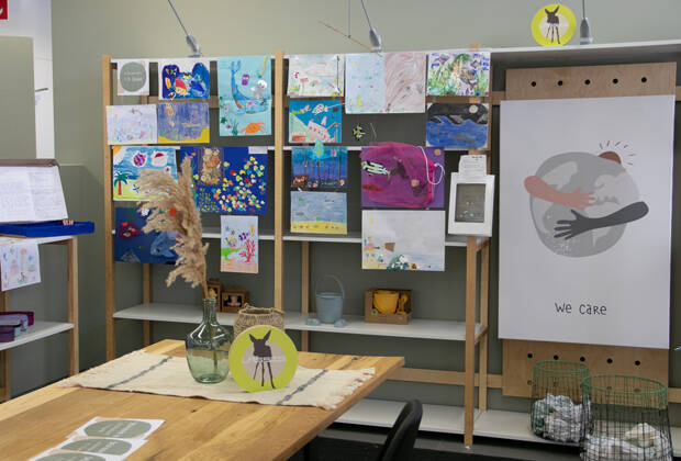 Der Showroom der Firma Lässig verwandelte sich Mitte November in eine kunterbunte Galerie mit vielen eindrucksvollen Kunstwerken. Bild: Lässig GmbH