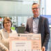 Hees-Geschäftsführer Sebastian Leipold (rechts) überreicht einen Spendenscheck über 400 Euro an Jutta Klappstein vom Arbeitskreis der Kindernothilfe Siegerland. (Bild: Hees Bürowelt)