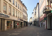 Damit Innenstädte wie diese in Wiesbaden wieder belebter werden, muss der DIHK-Umfrage zufolge noch viel passieren.