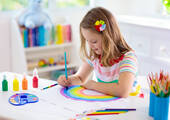 Malen gehört laut Staedtler-Umfrage zu den häufigsten Beschäftigungen von Kindern. (Foto: FamVeld/iStock/Getty Images Plus)
