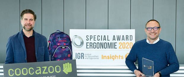 Die stolzen Gewinner des „Special Award Ergonomie 2020“ in der Kategorie „(Schul-)Taschen“: Key Account Manager Leo Roßkopf (links) und Stellvertretender Verkaufsleiter Frank Herold von coocazoo (Bild: coocazoo)
