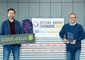 Die stolzen Gewinner des „Special Award Ergonomie 2020“ in der Kategorie „(Schul-)Taschen“: Key Account Manager Leo Roßkopf (links) und Stellvertretender Verkaufsleiter Frank Herold von coocazoo (Bild: coocazoo)