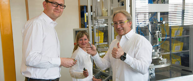 Freut sich über den erfolgreichen Start der neuen Produktion: Online-Schreibgeräte-Geschäftsführer Thomas Batsch (rechts)