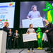 Highlight auf dem duo-Unternehmerforum in Berlin: die duo-Geschäftsführer Gabriele Lubasch und Thorsten Paedelt überreichen Peter Maffay den "duo-Award 2017" für die Tabalugastiftung