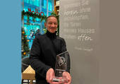 Chris Wauer, Ladenleiter Ortloff in Köln, freut sich über die Auszeichnung zum „Kundenliebling 2021“. (Bild: Ortloff)