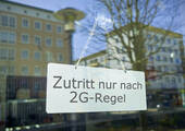Die neue 2G-Regelung in einem Großteil des deutschen Einzelhandels sorgt für Empörung bei HDE und HWB. (Bild: Heiko119/iStock/Getty Images)