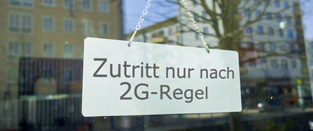 Die neue 2G-Regelung in einem Großteil des deutschen Einzelhandels sorgt für Empörung bei HDE und HWB. (Bild: Heiko119/iStock/Getty Images)