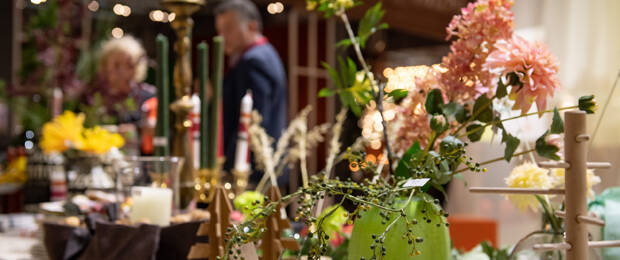Floristik, Vasen oder Kerzen in Maigrün und Limone passen sehr gut zu spätsommerlichen oder herbstlichen Dekorationen, rät Trendexpertin Claudia Herke. (Bild: Messe Frankfurt/Pietro Sutera)
