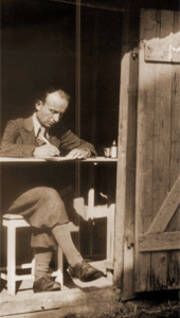 In einer Scheune im bayrischen Monheim wagt Martin Hanke nach dem Zweiten Weltkrieg 1945 den Neubeginn. (Bild: Hama)