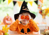 Vor allem Dekoartikel, Süß- und Spielwaren (z. B. Kostüme) werden im Vorfeld des Gruselfests Halloween stärker nachgefragt. (Foto: FamVeld/iStock/Getty Images Plus)