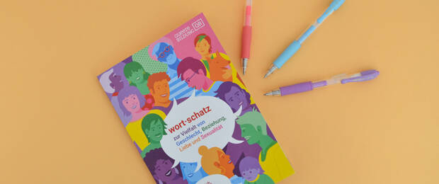 Die Entwicklung der Broschüre "WortSchatz" des Vereins Queere Bildung wurde von Pilot unterstützt.
