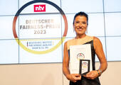 Corinna Dobrott, Produktverantwortliche aus dem herlitz Schulranzen Team, freut sich über die Auszeichnung „Deutscher Fairness-Preis 2023“. Foto: Herlitz