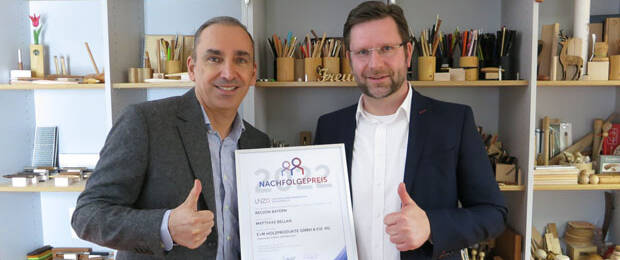 Stolzer Preisträger Matthias Bellan (rechts) nimmt Urkunde entgegen (Bild: UNZD - UnternehmensNachfolgeZentrum Deutschland e.V.)