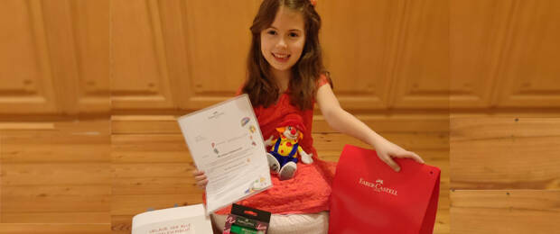 Luna T., Gewinnerin der Altersklasse sechs bis sieben Jahre, freut sich über ihr Kreativpaket.