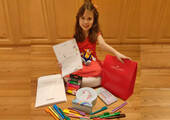 Luna T., Gewinnerin der Altersklasse sechs bis sieben Jahre, freut sich über ihr Kreativpaket.