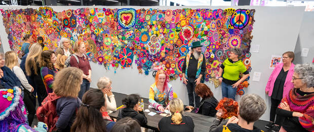 Kunst trifft Business: Buntes Treiben bei der Premiere des 1. Internationalen Yarnbombing Festivals in der Woolinale Lounge in Halle 11.3 (Bild: Koelnmesse)