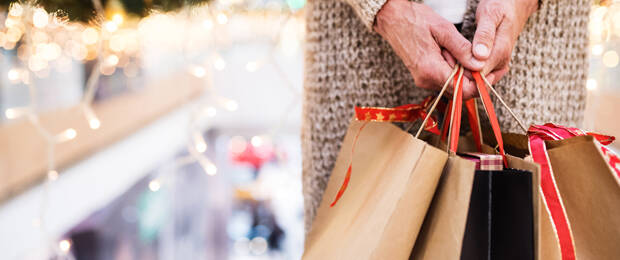 Bei Pinterest können Marken ausgewählte Produkte für den Weihnachtseinkauf empfehlen. (Foto: Halfpoint/iStock/Getty Images Plus)