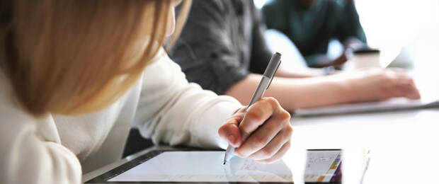 Das Forschungsprojekt der NTNU untersuchte im Auftrag von Microsoft, welche Areale im Gehirn aktiv waren, wenn die Studenten etwas tippen, schreiben oder zeichnen sollten.