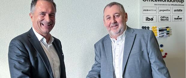 Johann Pintarich, CEO der Office World Group, gemeinsam mit Peter Steffen, Inhaber von Sesco Trading und schuldiscount.ch,, bei der Vertragsunterzeichnung. (Bild: Office World Group)