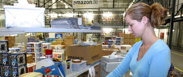 Geschenke verpacken im Amazon-Logistikzentrum
