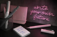 Unter dem Motto „Write your own future“ trifft das neue Sortiment von Faber-Castell deshalb genau den Style der Generation Z. (Bild: Faber-Castell)